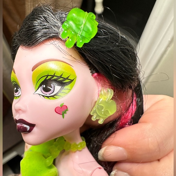 Monster High Draculaura Snow Bite Doll - Target Exclusive 2012 - Picture 14 of 14